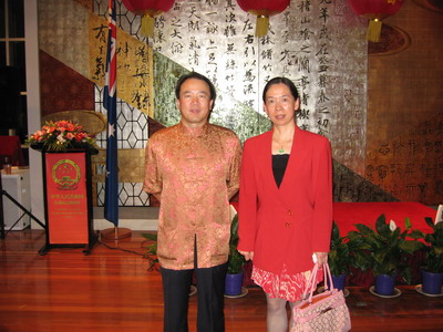 2009年1月22日中华人民共和国驻澳洲悉尼总领事馆文化参赞李健钢先生与澳洲彩虹鹦国际作家笔会副会长美祉小姐